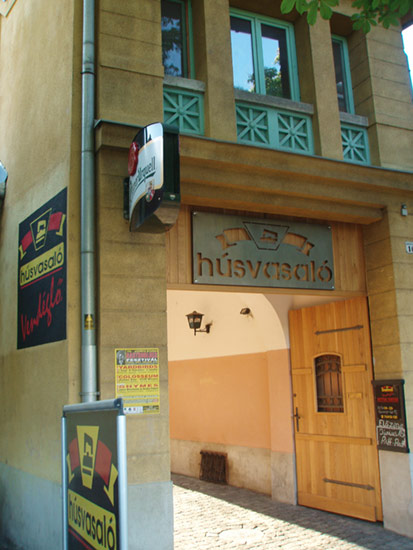 A HÚSVASALÓ bejárata
