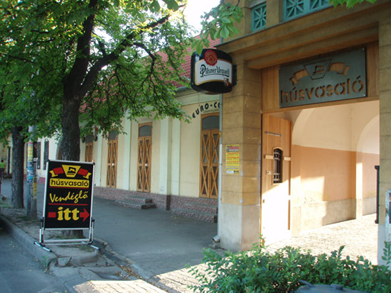 A HÚSVASALÓ bejárata, Rákóczi u. 10.
